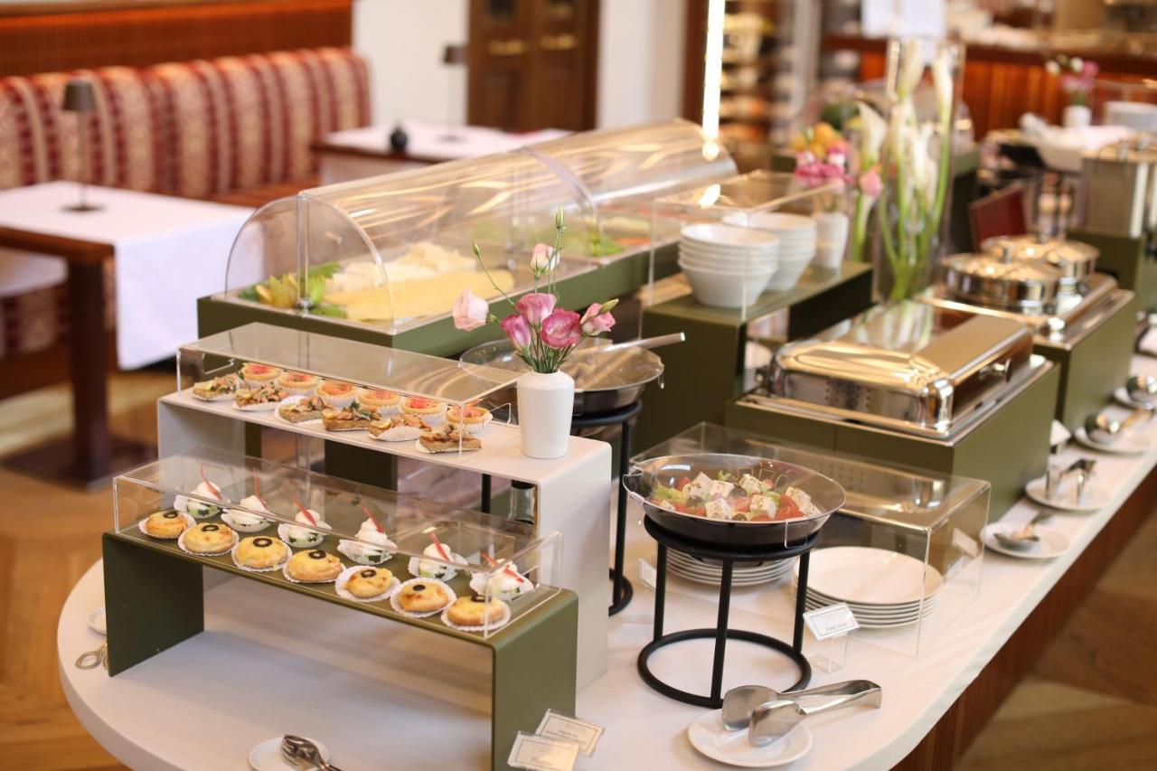 耶烈万格兰德酒店 - 世界小型豪华酒店 外观 照片 A buffet at a hotel