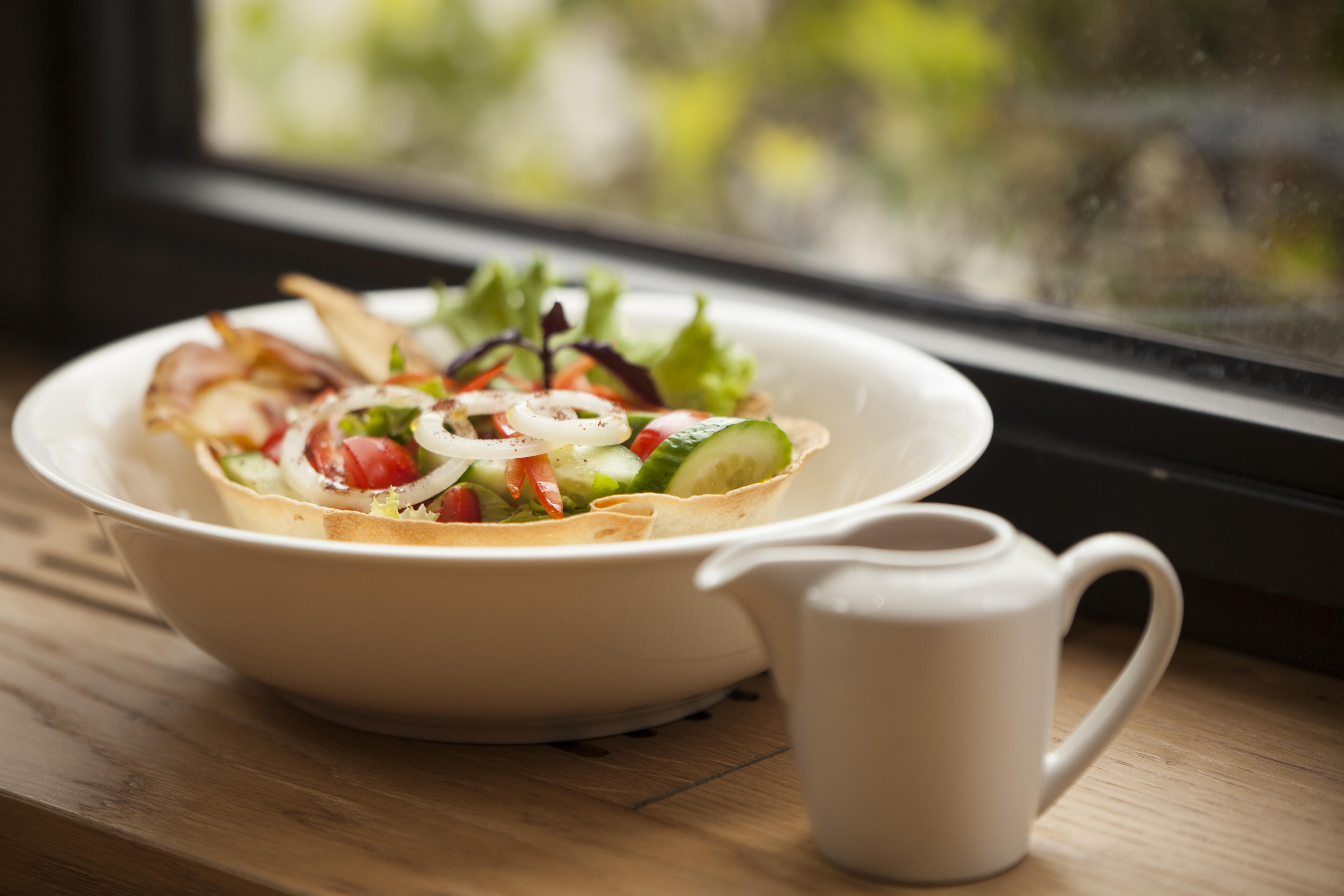 耶烈万格兰德酒店 - 世界小型豪华酒店 外观 照片 A salad with a small jug of dressing