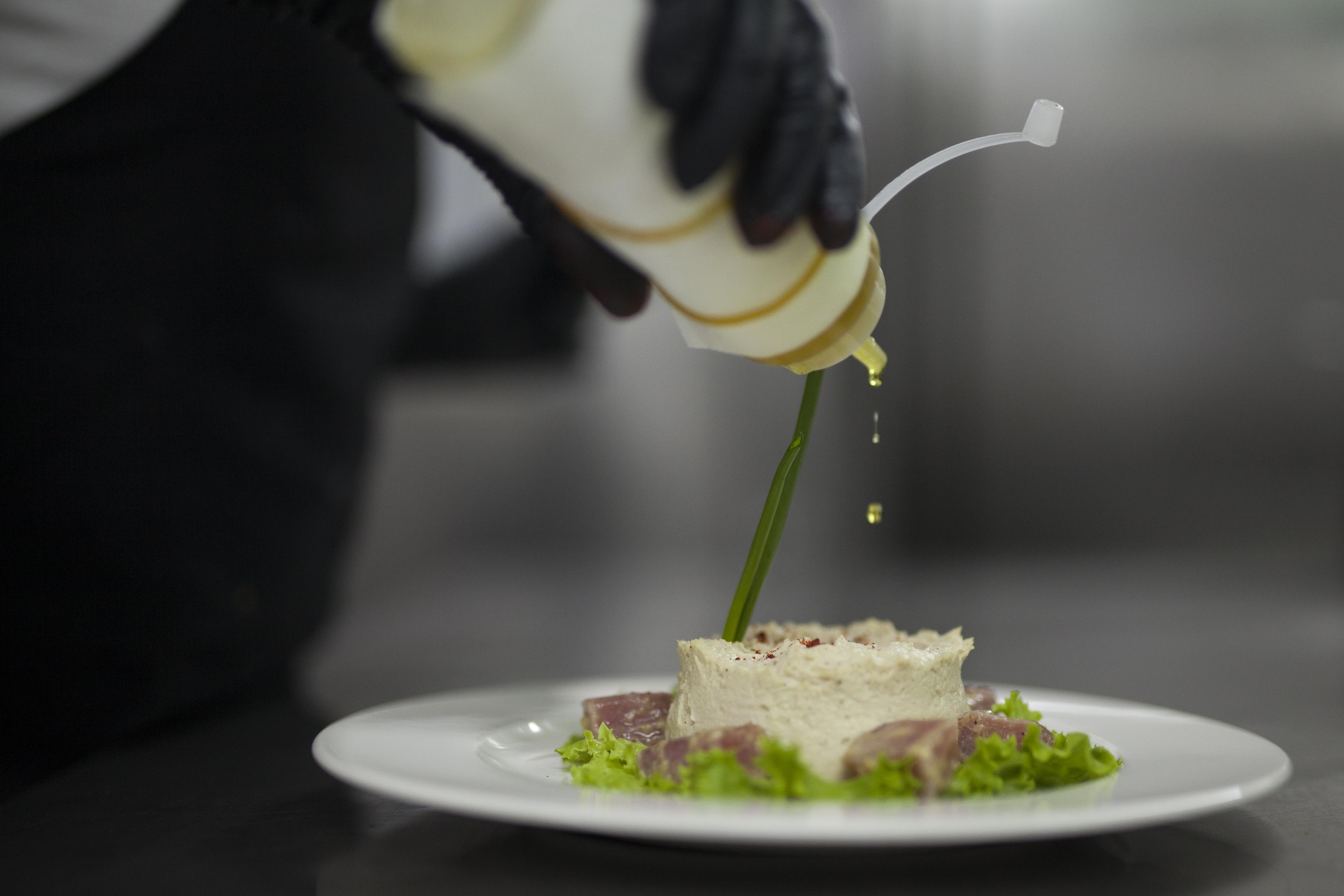耶烈万格兰德酒店 - 世界小型豪华酒店 外观 照片 A chef finishing a dish